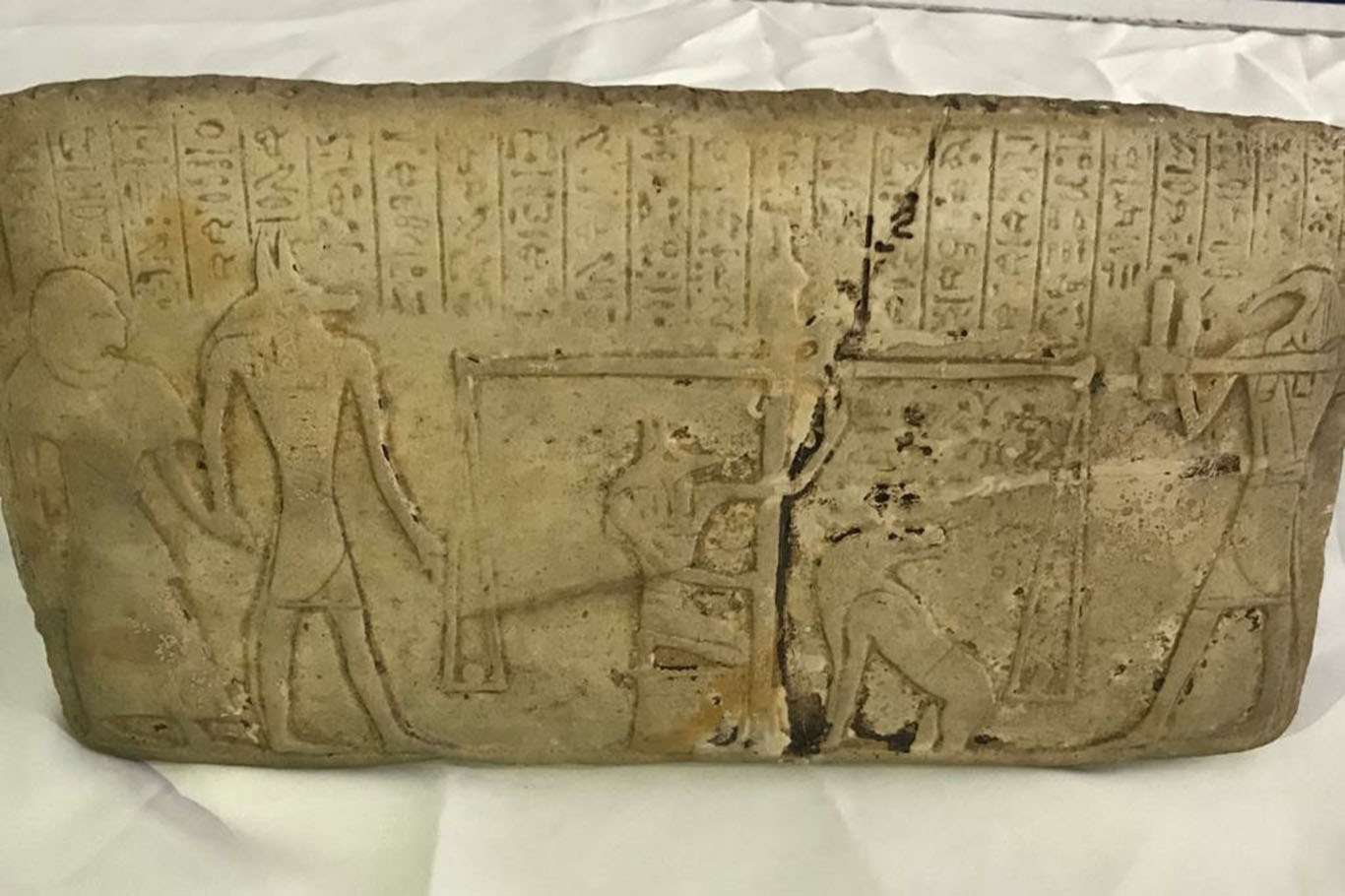 Diyarbakır'da Eski Mısır dönemine ait olduğu iddia edilen tablet ele geçirildi Diyarbakır'da Eski Mısır dönemine ait olduğu iddia edilen tablet ele geçirildi